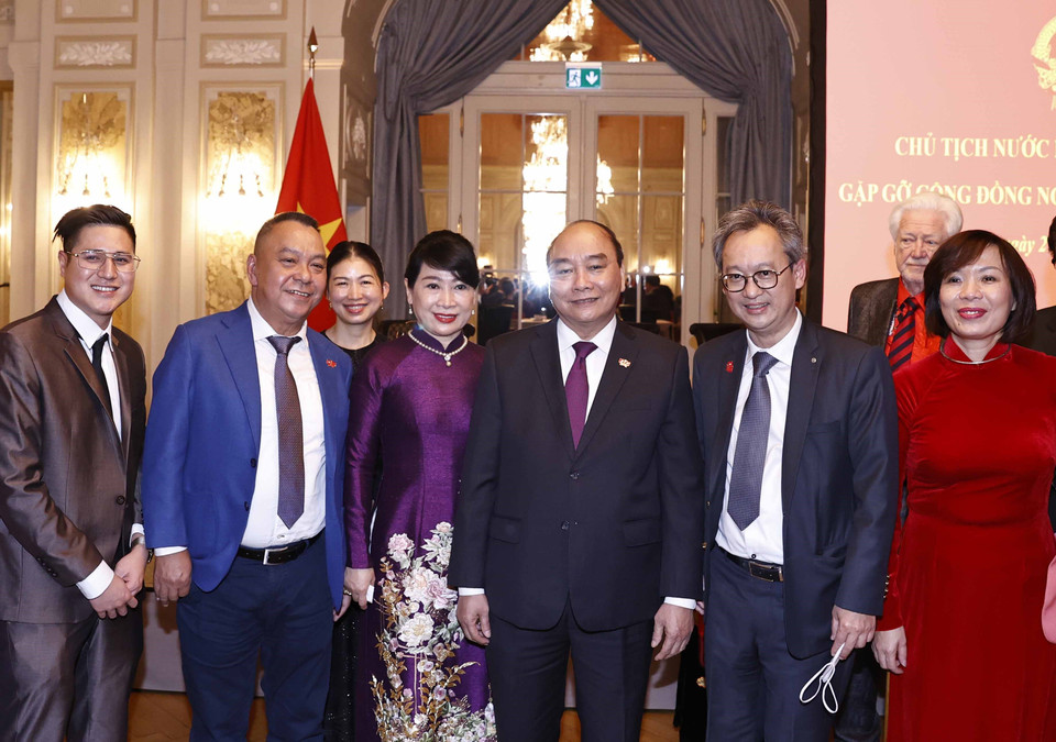 Chủ tịch nước Nguyễn Xuân Phúc và cộng đồng người Việt Nam ở Thụy Sĩ. (Ảnh: Thống Nhất/TTXVN)