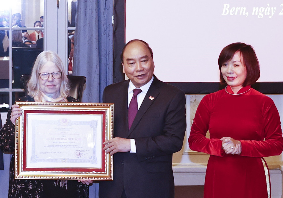 Chủ tịch nước Nguyễn Xuân Phúc trao Huân chương Hữu nghị cho Hội hữu nghị Thụy Sĩ - Việt Nam. (Ảnh: Thống Nhất/TTXVN)