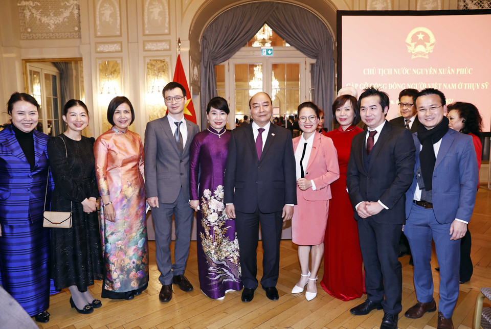 Chủ tịch nước Nguyễn Xuân Phúc và cộng đồng người Việt Nam ở Thụy Sĩ. (Ảnh: Thống Nhất/TTXVN)