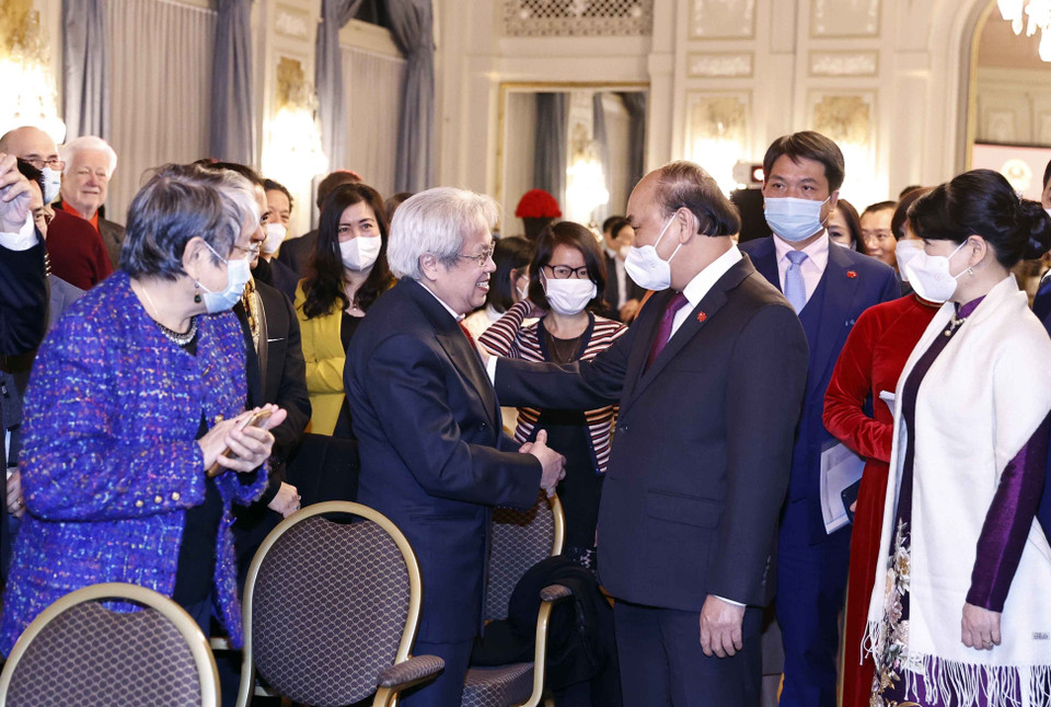 Chủ tịch nước Nguyễn Xuân Phúc gặp gỡ cộng đồng người Việt Nam ở Thụy Sĩ. (Ảnh: Thống Nhất/TTXVN)