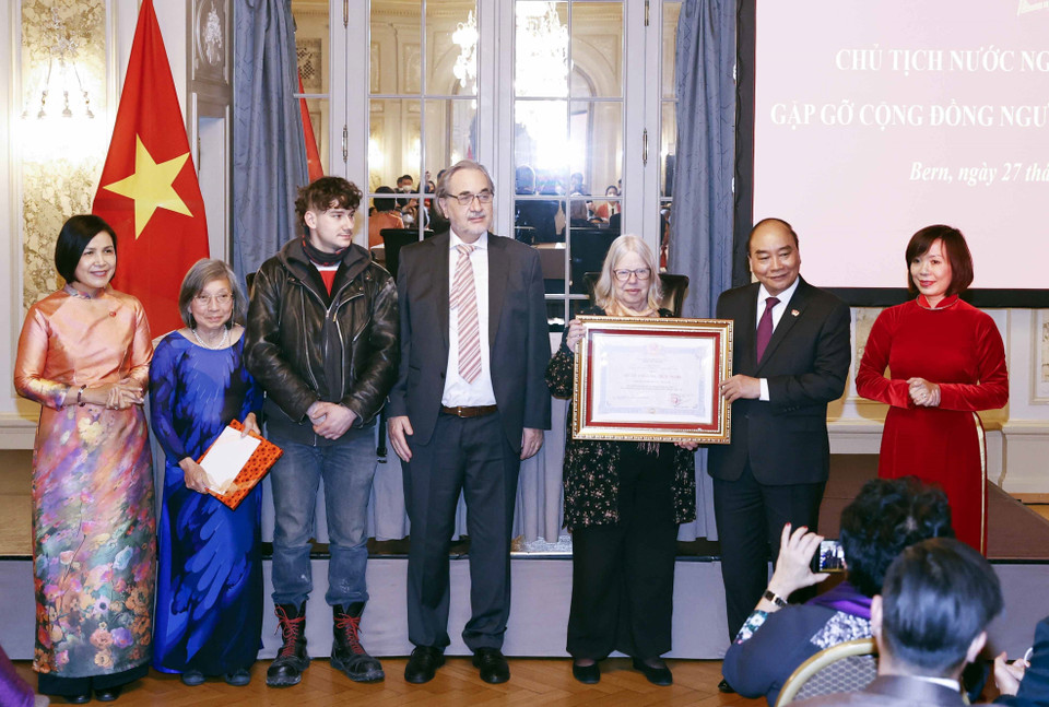 Chủ tịch nước Nguyễn Xuân Phúc trao Huân chương Hữu nghị cho Hội hữu nghị Thụy Sĩ - Việt Nam. (Ảnh: Thống Nhất/TTXVN)