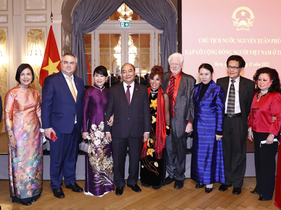 Chủ tịch nước Nguyễn Xuân Phúc và cộng đồng người Việt Nam ở Thụy Sĩ. (Ảnh: Thống Nhất/TTXVN)