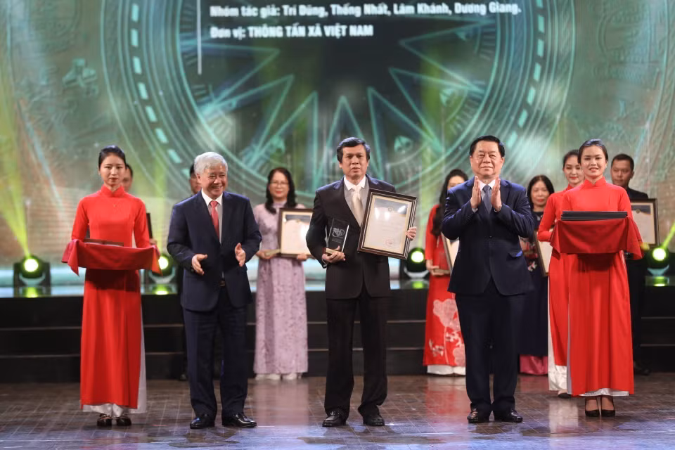 Bí thư Trung ương Đảng, Trưởng ban Ban Tuyên giáo Trung ương Nguyễn Trọng Nghĩa và Bí thư Trung ương Đảng, Chủ tịch Ủy ban Trung ương Mặt trận Tổ quốc Việt Nam Đỗ Văn Chiến trao giải Nhất cho nhóm tác giả đoạt giải của TTXVN. (Ảnh: Minh Quyết/TTXVN)