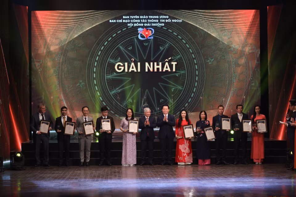 Bí thư Trung ương Đảng, Trưởng ban Ban Tuyên giáo Trung ương Nguyễn Trọng Nghĩa và Bí thư Trung ương Đảng, Chủ tịch Ủy ban Trung ương Mặt trận Tổ quốc Việt Nam Đỗ Văn Chiến trao giải Nhất cho các tác giả, nhóm tác giả đoạt giải. (Ảnh: Minh Quyết/TTXVN)