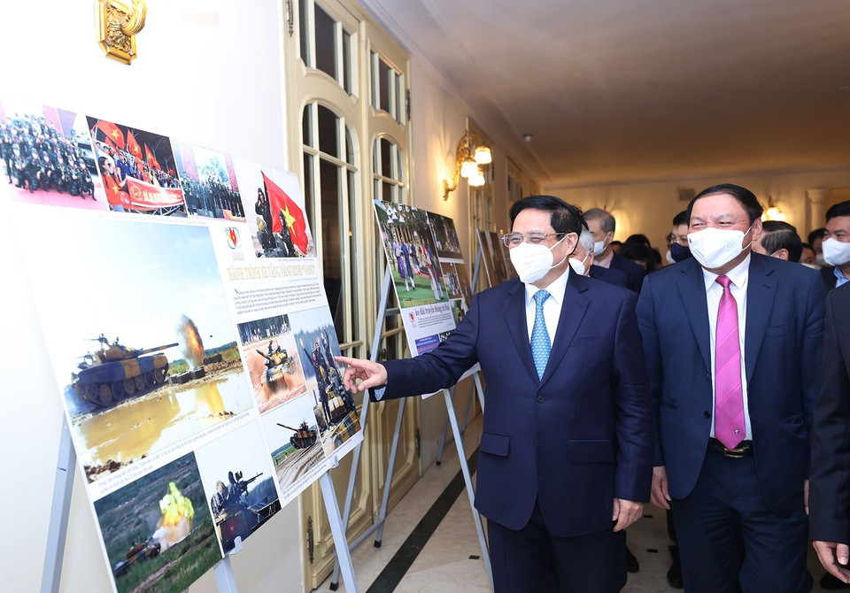 Thủ tướng Phạm Minh Chính và các đại biểu tham quan trưng bày hình ảnh về đối ngoại tại buổi lễ. (Ảnh: Dương Giang/TTXVN)