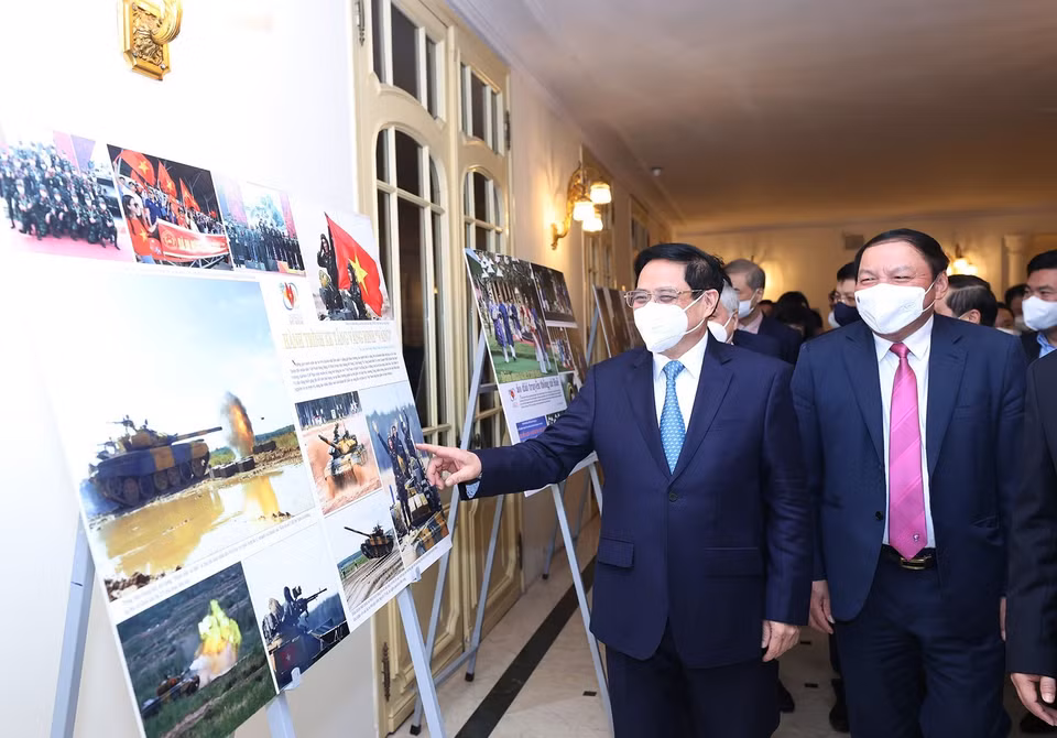 Thủ tướng Phạm Minh Chính và các đại biểu tham quan trưng bày hình ảnh về đối ngoại tại buổi lễ. (Ảnh: Dương Giang/TTXVN)