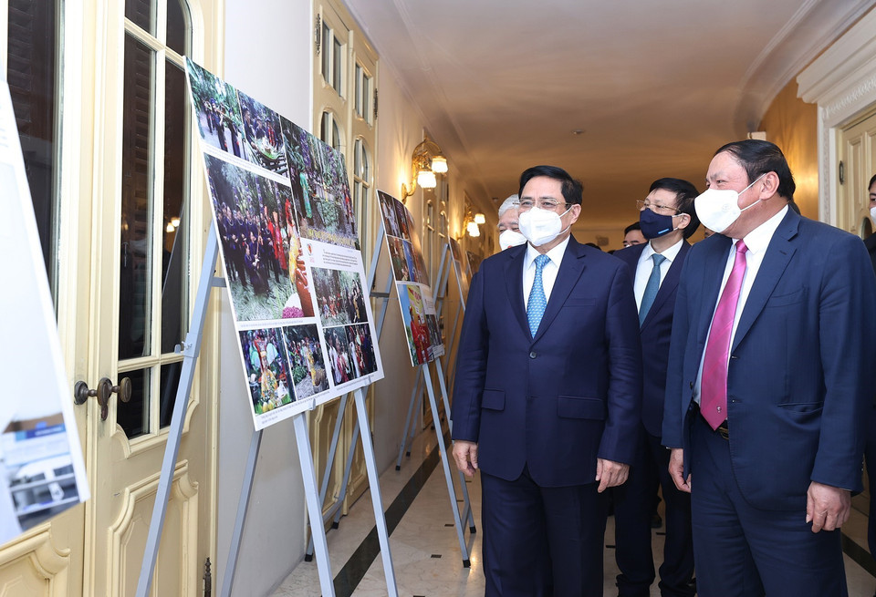 Thủ tướng Phạm Minh Chính và các đại biểu tham quan trưng bày hình ảnh về đối ngoại tại buổi lễ. (Ảnh: Dương Giang/TTXVN)