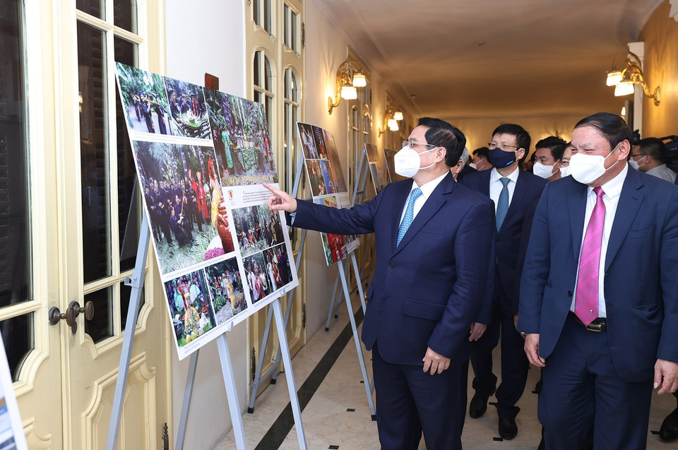 Các tác phẩm dự thi được thể hiện bằng 15 ngữ. (Ảnh: Dương Giang/TTXVN)