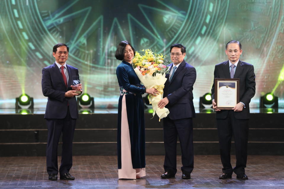 Thủ tướng Chính phủ Phạm Minh Chính trao giải Đặc biệt cho nhóm tác giả có Sáng kiến ý tưởng, sản phẩm có giá trị thông tin đối ngoại. (Ảnh: Minh Quyết/TTXVN)