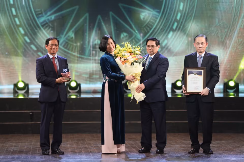 Thủ tướng Chính phủ Phạm Minh Chính trao giải Đặc biệt cho nhóm tác giả có Sáng kiến ý tưởng, sản phẩm có giá trị thông tin đối ngoại. (Ảnh: Minh Quyết/TTXVN)