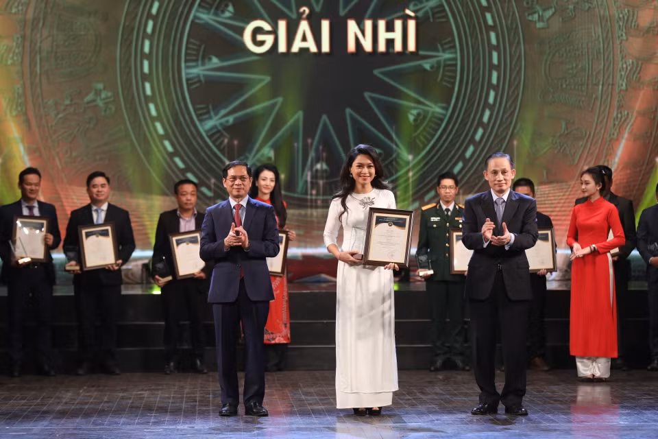 Ban tổ chức trao giải Nhì cho tác giả, nhóm tác giat đoạt giải. (Ảnh: Minh Quyết/TTXVN)