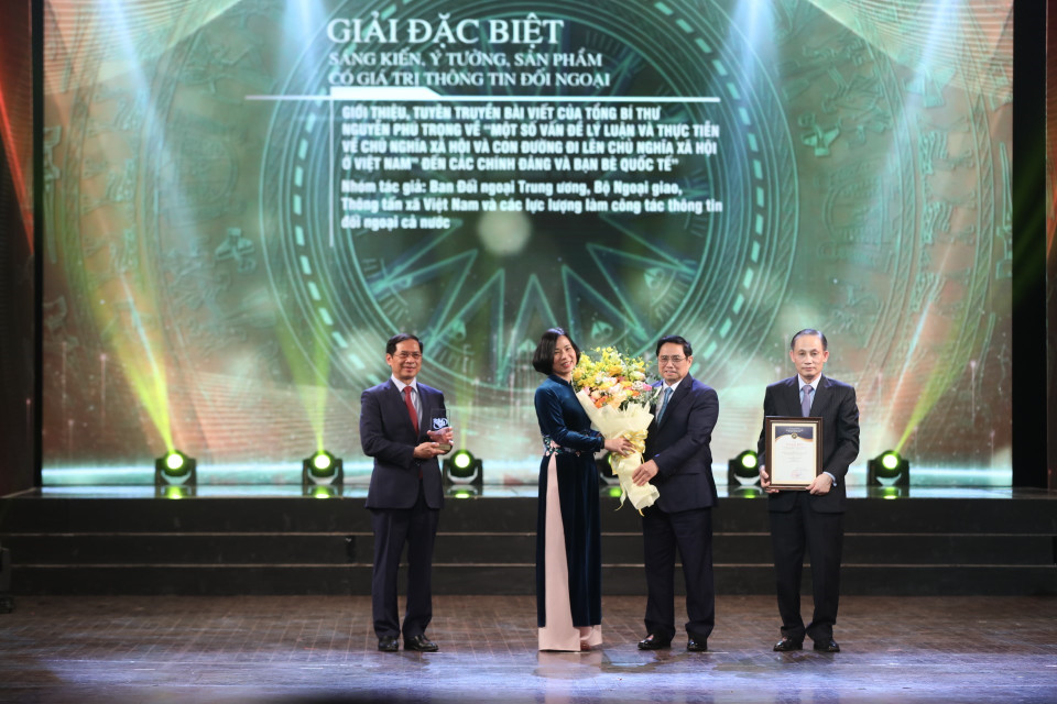 Thủ tướng Chính phủ Phạm Minh Chính trao giải Đặc biệt cho nhóm tác giả có Sáng kiến ý tưởng, sản phẩm có giá trị thông tin đối ngoại. (Ảnh: Minh Quyết/TTXVN)