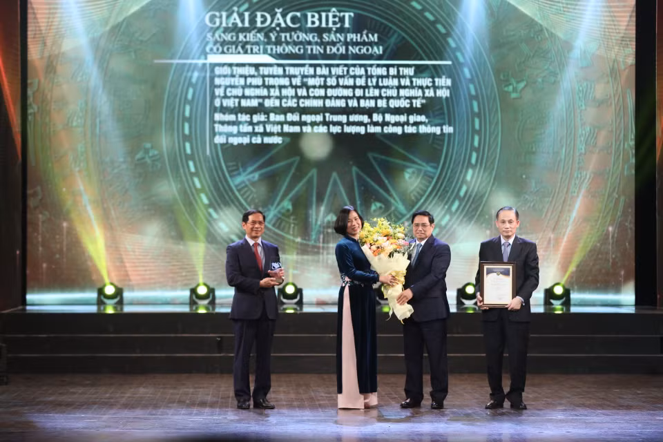 Thủ tướng Chính phủ Phạm Minh Chính trao giải Đặc biệt cho nhóm tác giả có Sáng kiến ý tưởng, sản phẩm có giá trị thông tin đối ngoại. (Ảnh: Minh Quyết/TTXVN)