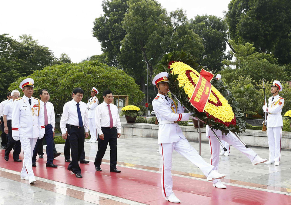 Đoàn đại biểu Bộ Ngoại giao đặt vòng hoa, dâng hương tưởng niệm các Anh hùng Liệt sỹ. (Ảnh: Văn Điệp/TTXVN)
