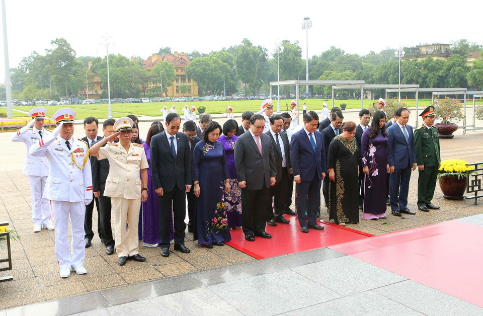 Đoàn đại biểu Thành phố Hà Nội vào Lăng viếng Chủ tịch Hồ Chí Minh.