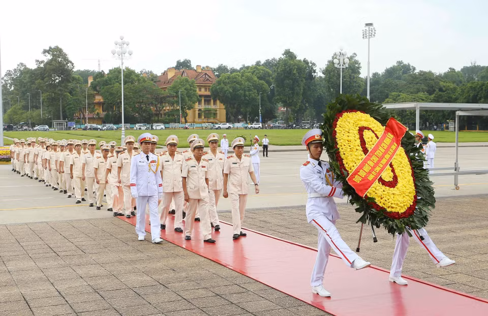 Đoàn đại biểu Đảng ủy Công an Trung ương và Bộ Công an tới đặt vòng hoa, vào Lăng viếng Chủ tịch Hồ Chí Minh. (Ảnh: Doãn Tấn/TTXVN)