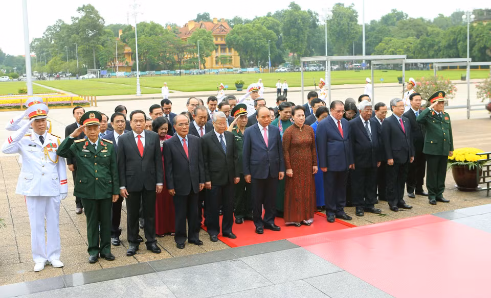 Lãnh đạo Đảng và Nhà nước đặt vòng hoa, vào Lăng viếng Chủ tịch Hồ Chí Minh. (Ảnh: Doãn Tấn/TTXVN)