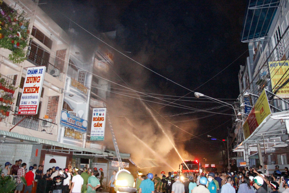 Hiện trường vụ cháy tại chợ đầu mối phường 7, thành phố Cà Mau. (Ảnh: Thế Anh/TTXVN)