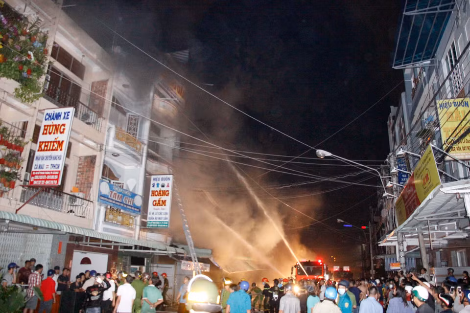 Hiện trường vụ cháy tại chợ đầu mối phường 7, thành phố Cà Mau. (Ảnh: Thế Anh/TTXVN)