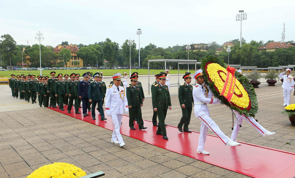 Đoàn đại biểu Quân ủy Trung ương và Bộ Quốc phòng vào Lăng viếng Chủ tịch Hồ Chí Minh. (Ảnh: Doãn Tấn/TTXVN)
