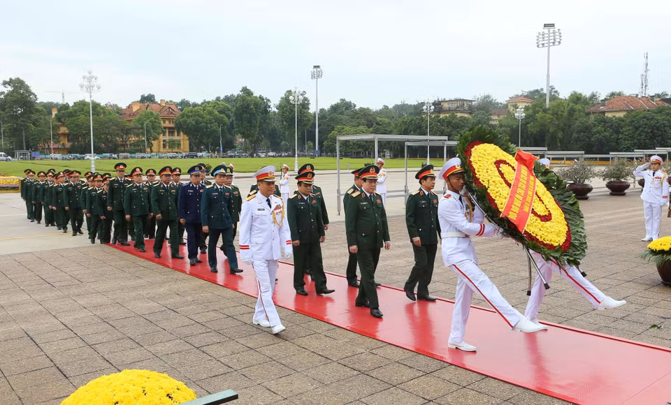 Đoàn đại biểu Quân ủy Trung ương và Bộ Quốc phòng vào Lăng viếng Chủ tịch Hồ Chí Minh. (Ảnh: Doãn Tấn/TTXVN)