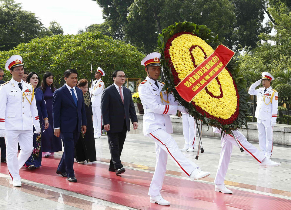 Đoàn đại biểu thành phố Hà Nội đặt vòng hoa, dâng hương tưởng niệm các Anh hùng Liệt sỹ. (Ảnh: Văn Điệp/TTXVN)