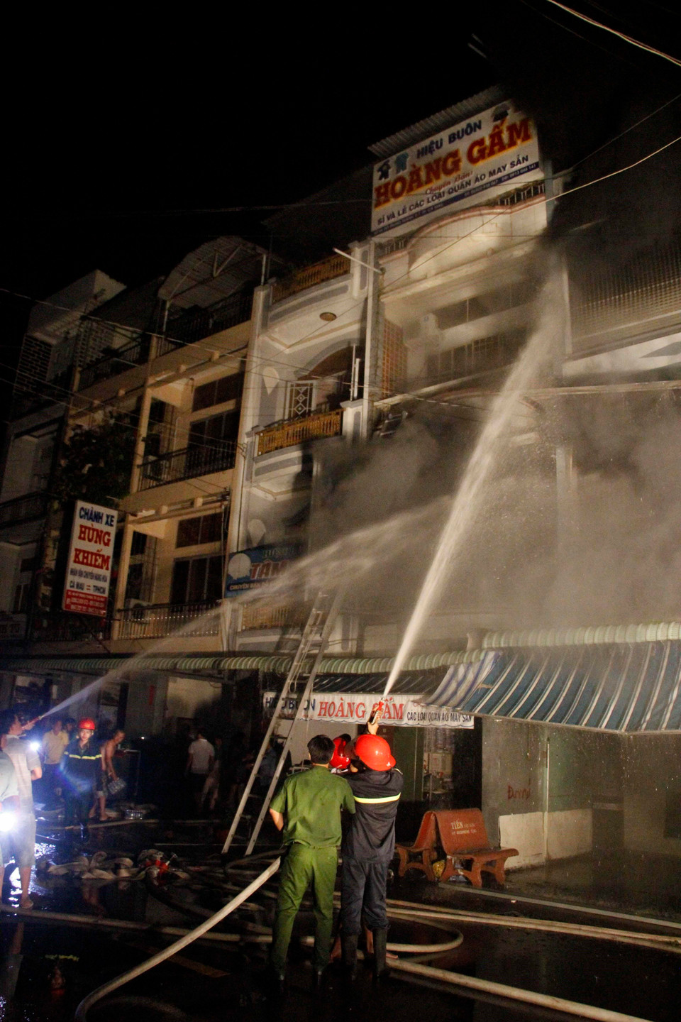 Hiện trường vụ cháy tại chợ đầu mối phường 7, thành phố Cà Mau. (Ảnh: Thế Anh/TTXVN)