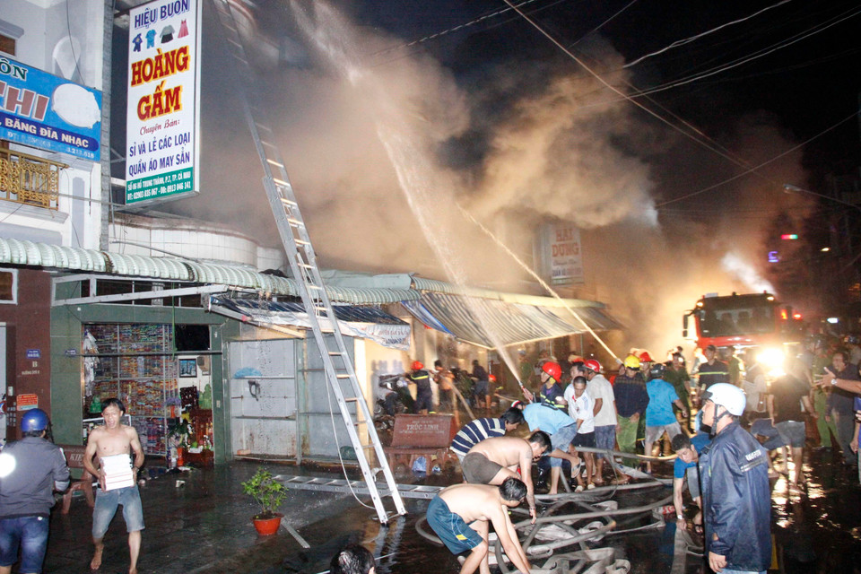 Hiện trường vụ cháy tại chợ đầu mối phường 7, thành phố Cà Mau. (Ảnh: Thế Anh/TTXVN)
