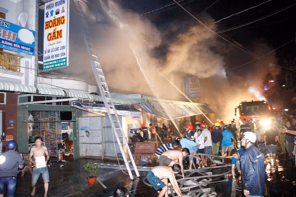 Hiện trường vụ cháy tại chợ đầu mối phường 7, thành phố Cà Mau. (Ảnh: Thế Anh/TTXVN)