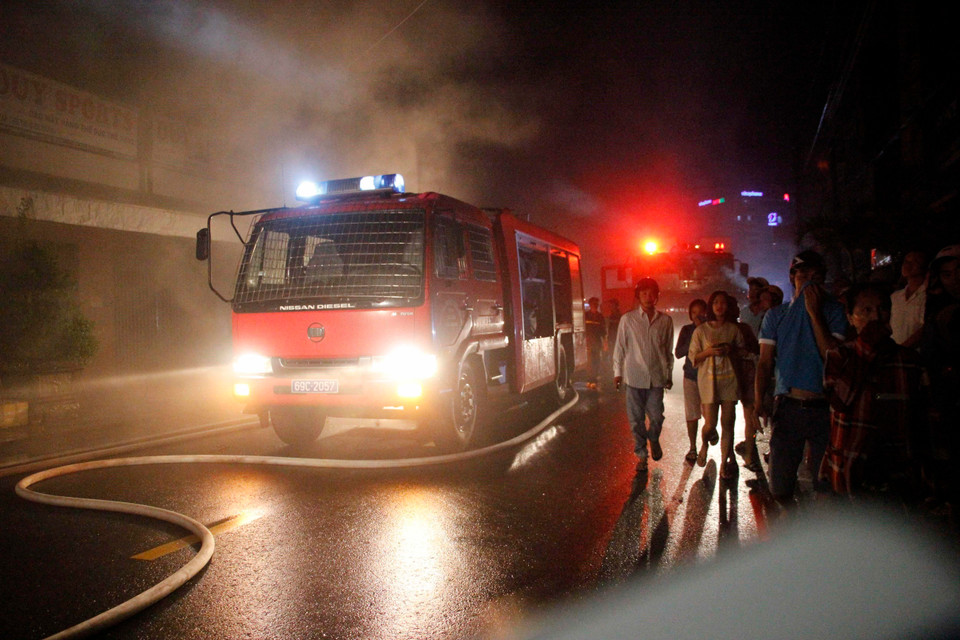 Hiện trường vụ cháy tại chợ đầu mối phường 7, thành phố Cà Mau. (Ảnh: Thế Anh/TTXVN)