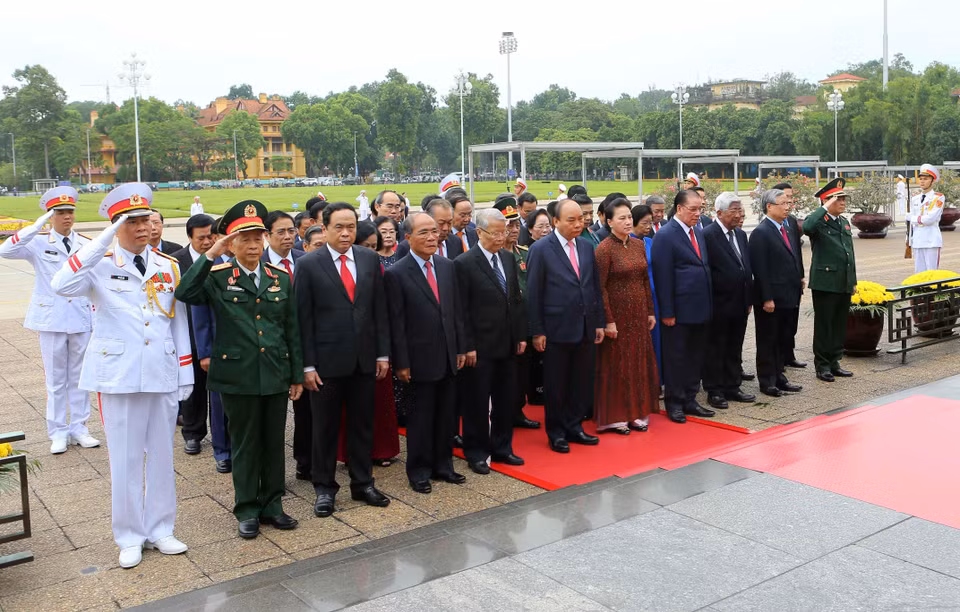 Lãnh đạo Đảng và Nhà nước đặt vòng hoa, vào Lăng viếng Chủ tịch Hồ Chí Minh. (Ảnh: Doãn Tấn/TTXVN)