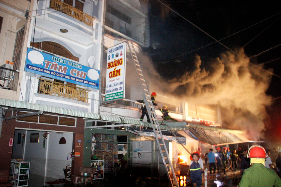 Hiện trường vụ cháy tại chợ đầu mối phường 7, thành phố Cà Mau. (Ảnh: Thế Anh/TTXVN)