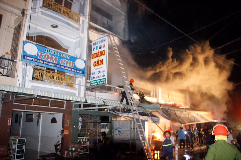 Hiện trường vụ cháy tại chợ đầu mối phường 7, thành phố Cà Mau. (Ảnh: Thế Anh/TTXVN)