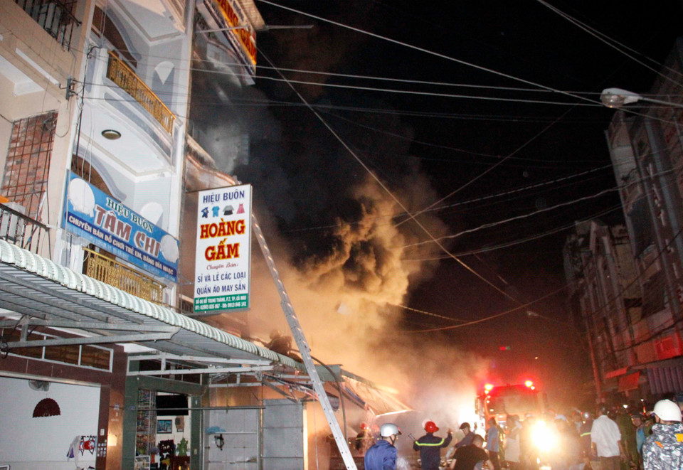 Hiện trường vụ cháy tại chợ đầu mối phường 7, thành phố Cà Mau. (Ảnh: Thế Anh/TTXVN)