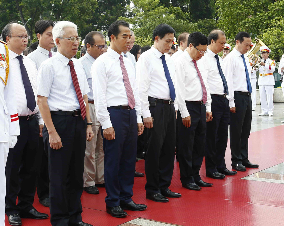Đoàn đại biểu Bộ Ngoại giao đặt vòng hoa, dâng hương tưởng niệm các Anh hùng Liệt sỹ. (Ảnh: Văn Điệp/TTXVN)