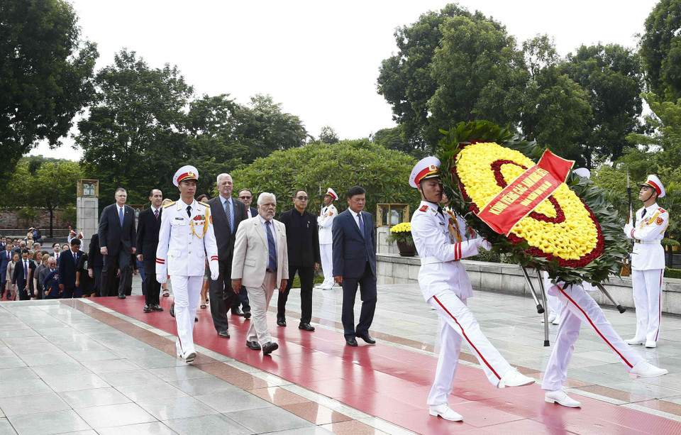Đoàn đại biểu Ngoại giao, đại sứ quán các nước tại Hà Nội đặt vòng hoa tưởng niệm các Anh hùng liệt sỹ. (Ảnh: Văn Điệp/TTXVN)