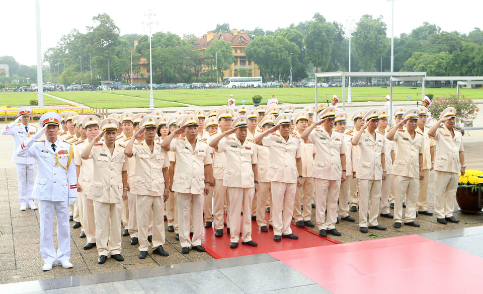 Đoàn đại biểu Đảng ủy Công an Trung ương và Bộ Công an tới đặt vòng hoa, vào Lăng viếng Chủ tịch Hồ Chí Minh. (Ảnh: Doãn Tấn/TTXVN)