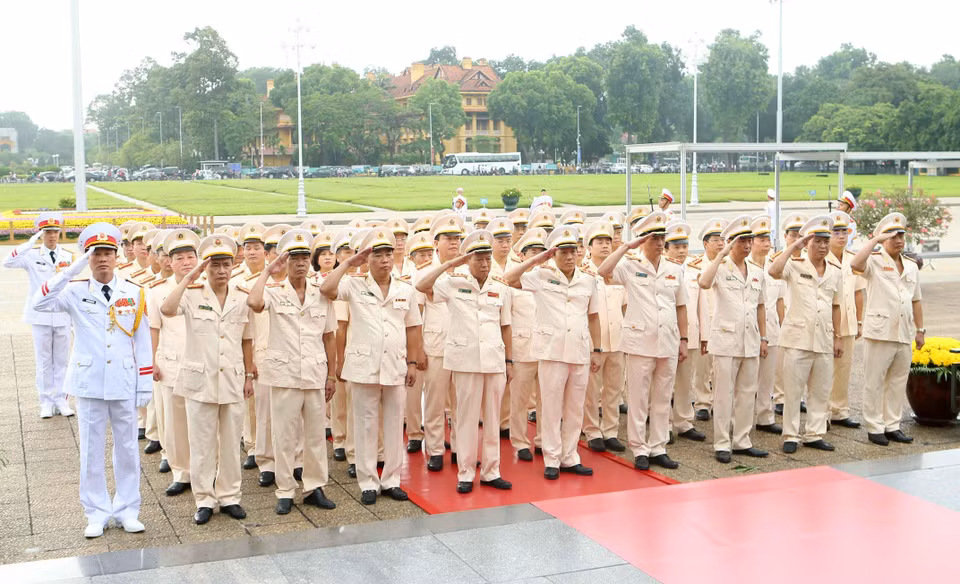 Đoàn đại biểu Đảng ủy Công an Trung ương và Bộ Công an tới đặt vòng hoa, vào Lăng viếng Chủ tịch Hồ Chí Minh. (Ảnh: Doãn Tấn/TTXVN)