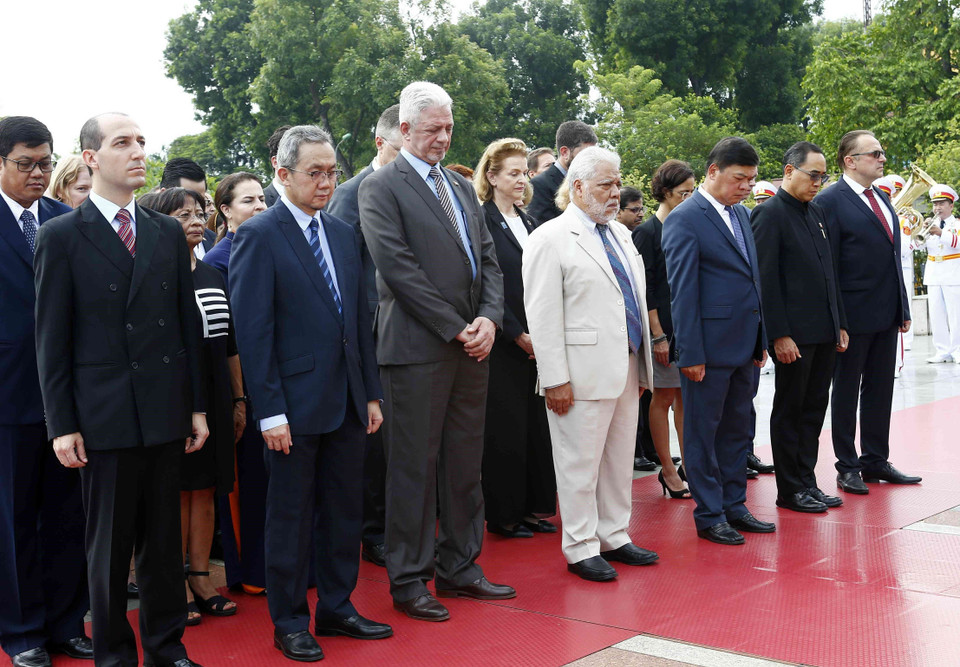 Đoàn đại biểu Ngoại giao, đại sứ quán các nước tại Hà Nội đặt vòng hoa tưởng niệm các Anh hùng liệt sỹ. (Ảnh: Văn Điệp/TTXVN)