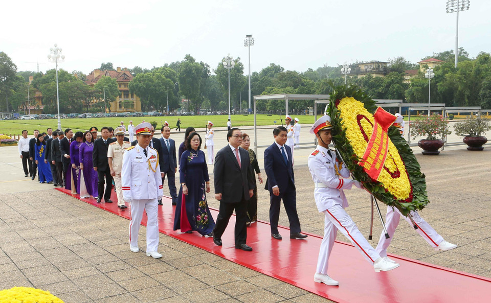 Đoàn đại biểu Thành phố Hà Nội vào Lăng viếng Chủ tịch Hồ Chí Minh.