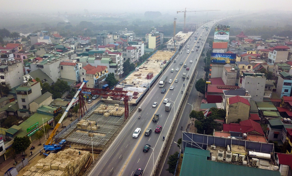 Cầu dẫn trên bãi sông phía Bắc (quận Long Biên) dài 1.758m. (Ảnh: Huy Hùng/TTXVN) 