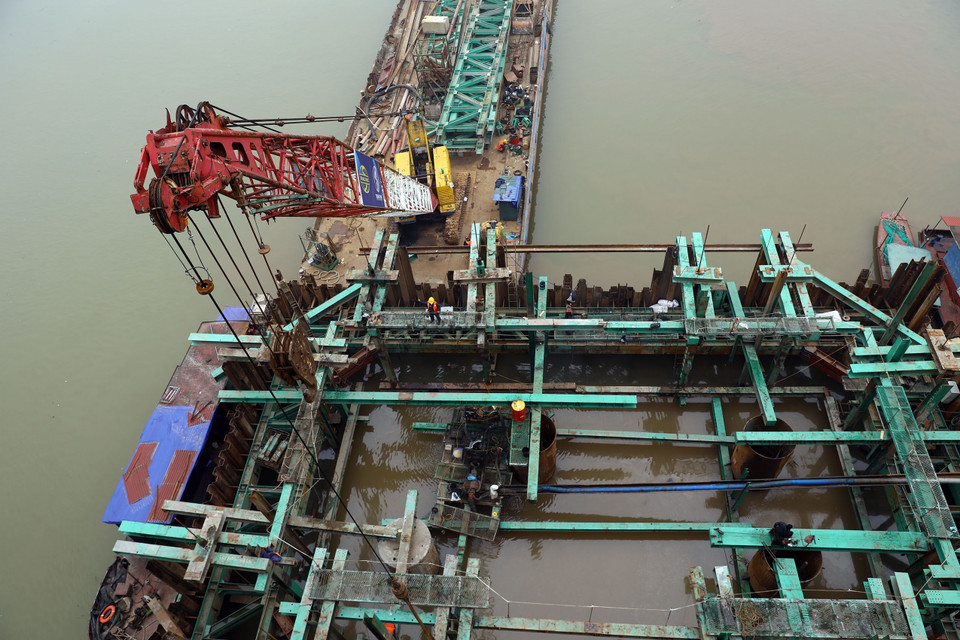 Trụ cầu bêtông cốt thép đặt trên móng cọc khoan nhồi đường kính 2,0m. (Ảnh: Huy Hùng/TTXVN) 