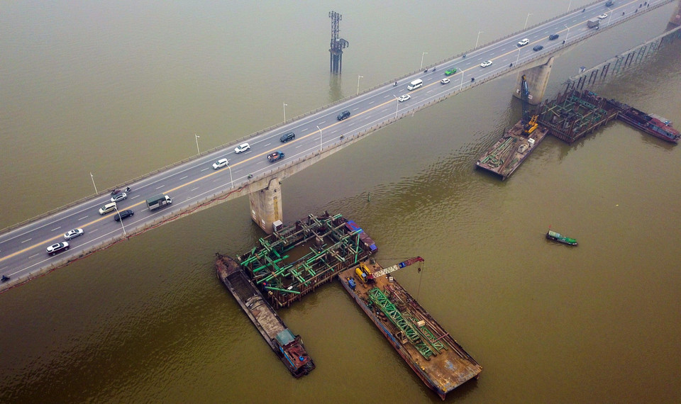 Cầu chính vượt sông dài 955m, được thiết kế dầm hộp liên tục bêtông cốt thép dị ứng lực. (Ảnh: Huy Hùng/TTXVN)