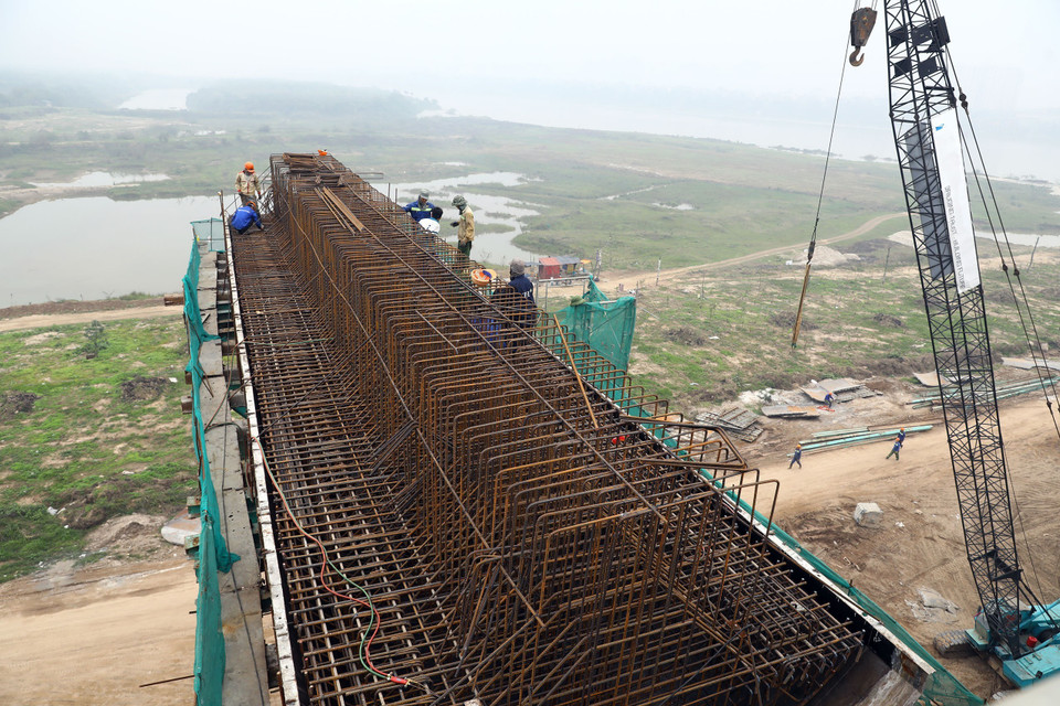 Thi công mũ trụ cầu dẫn bên phía quận Long Biên. (Ảnh: Huy Hùng/TTXVN) 