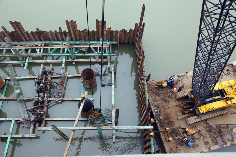 Thi công trụ cầu chính dưới lòng sông. (Ảnh: Huy Hùng/TTXVN)