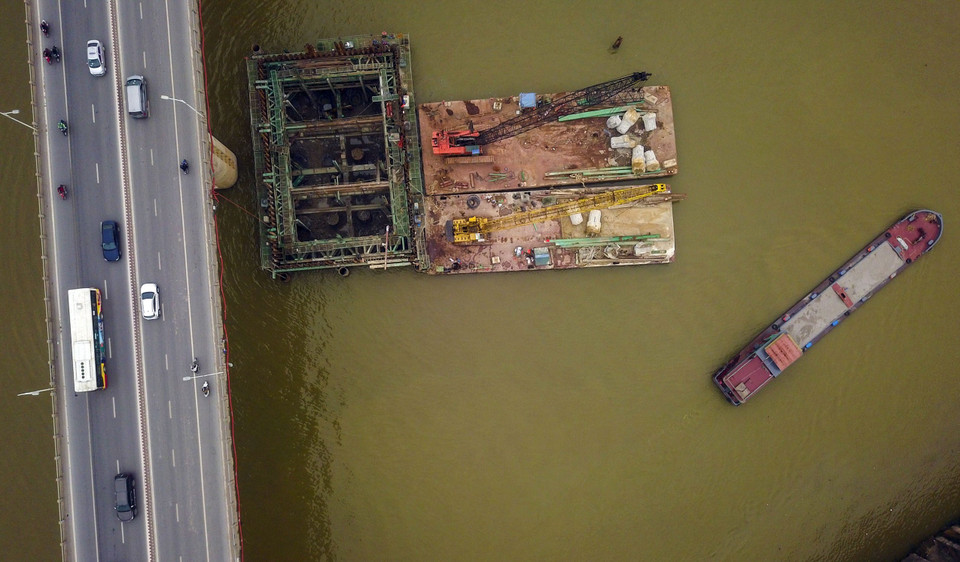 Thi công các trụ cầu chính dưới lòng sông. (Ảnh: Huy Hùng/TTXVN)