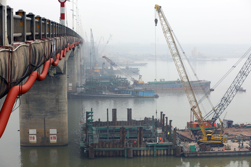 Tổng chiều dài tuyến (bao gồm cầu và đường dẫn) của cầu Vĩnh Tuy 2 là khoảng 3.473m. (Ảnh: Huy Hùng/TTXVN)