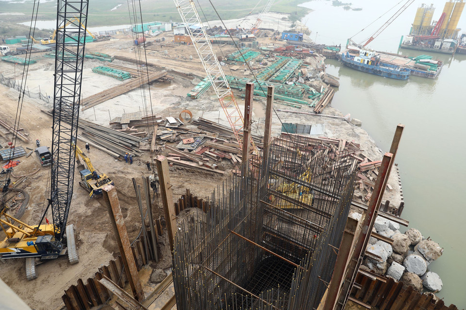 Thi công phần cầu chính bên phía quận Long Biên. (Ảnh: Huy Hùng/TTXVN)