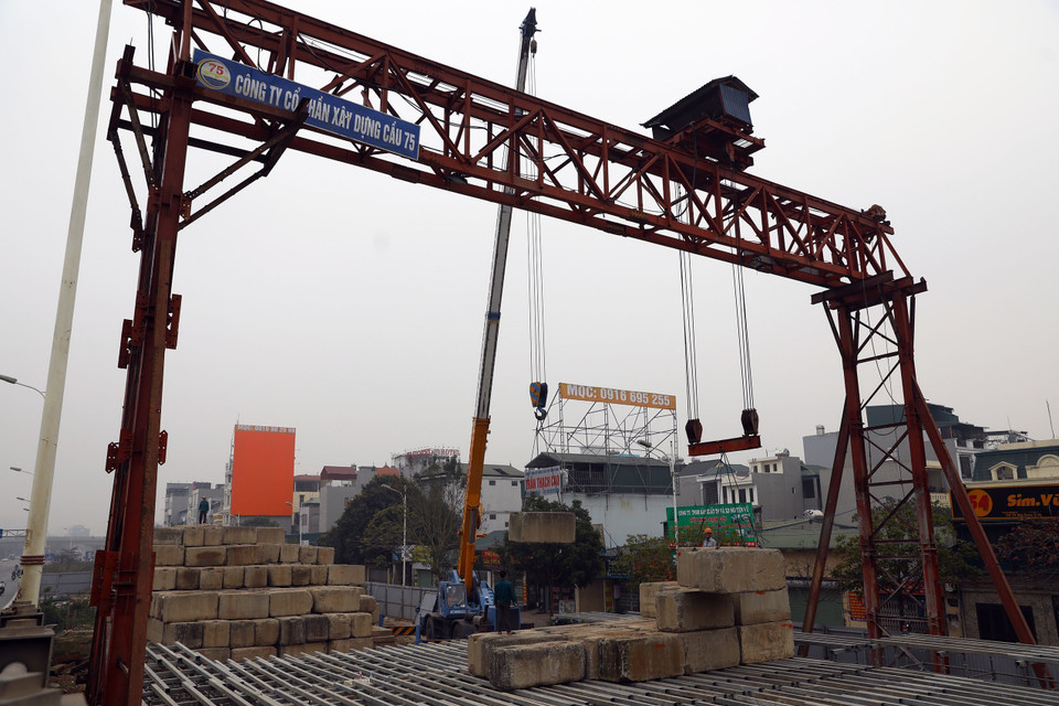 Thi công hạng mục trụ cầu dẫn phía quận Long Biên. (Ảnh: Huy Hùng/TTXVN)