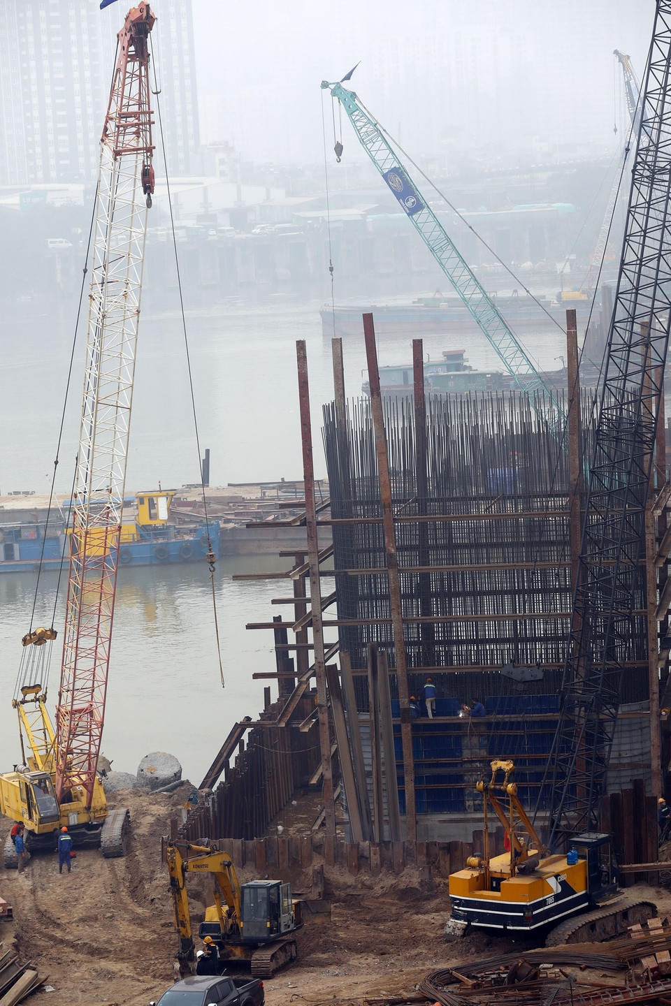 Thi công trụ cầu dẫn tại bãi bồi sông Hồng. (Ảnh: Huy Hùng/TTXVN)